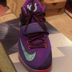 KD’s Men’s size 8 Sneakers